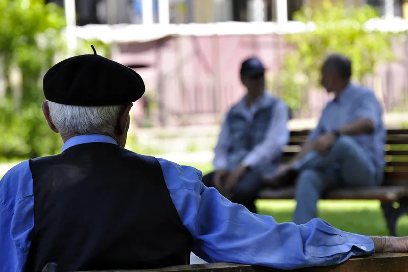 eenzaamheid man alleen op bankje