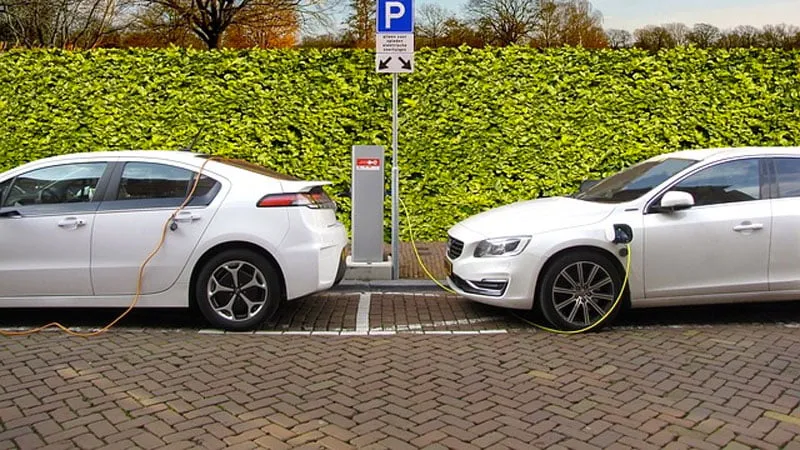 elektrische autos aan de oplader