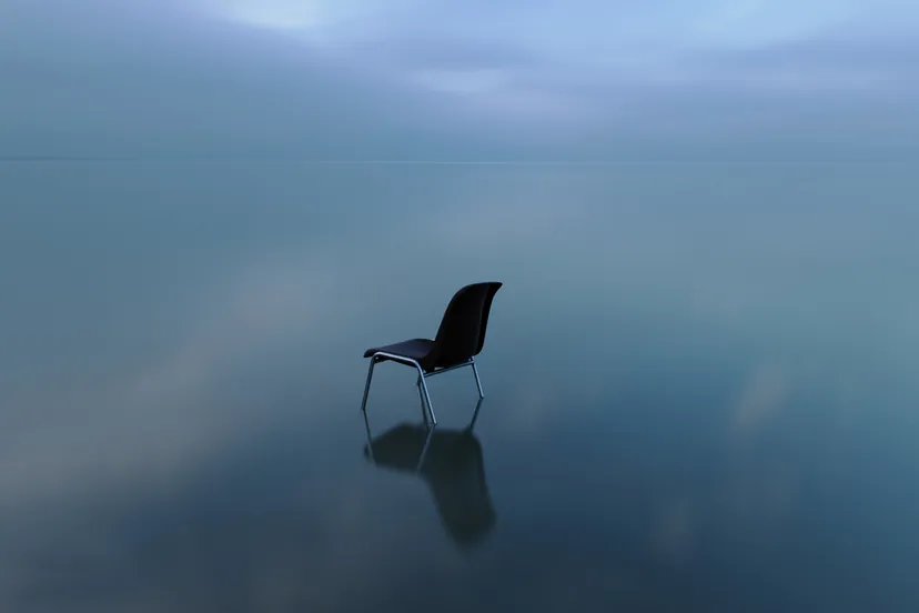 enkele stoel nadenken over een wateroppervlak op een stormachtige dag