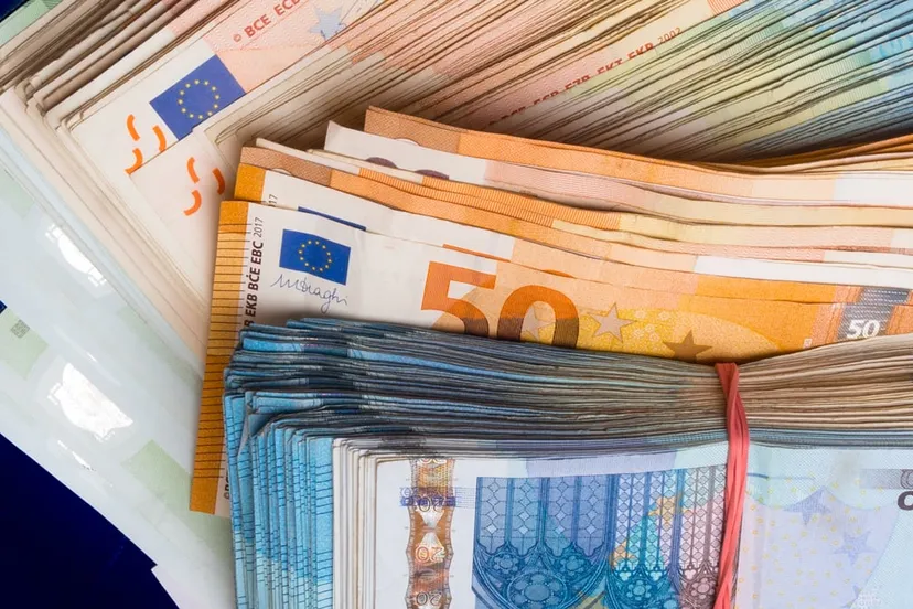 euro geld bankbiljetten stapel geld cash