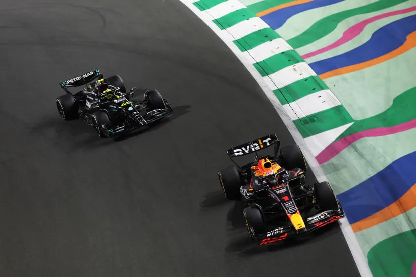f12 verstappen is hamilton voorbij tijdens zijn inhaalrace in jeddah