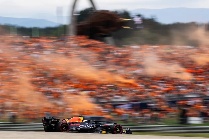 f1gp10 oostenrijk max verstappen voor tribune met supporters