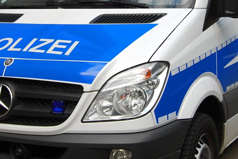 f5y7xdb26cr970es8is11azbk polizei bus
