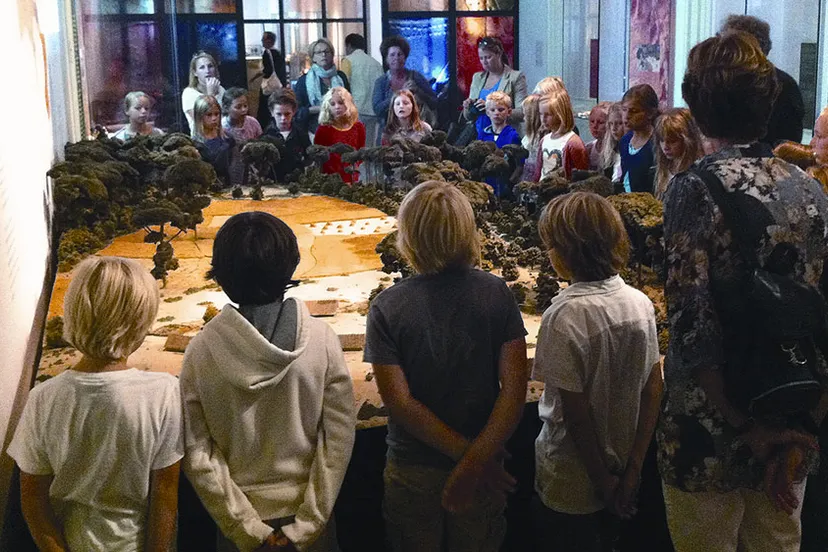 f8bvik1il8wks47nx1v8ecrcn schoolkinderen bij maquette bandkeramiekers dorp