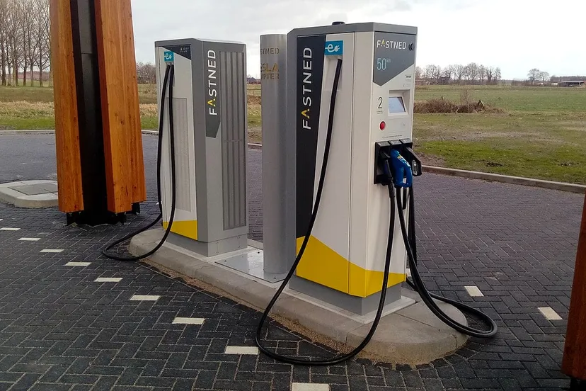 fastned laadstation langs snelweg