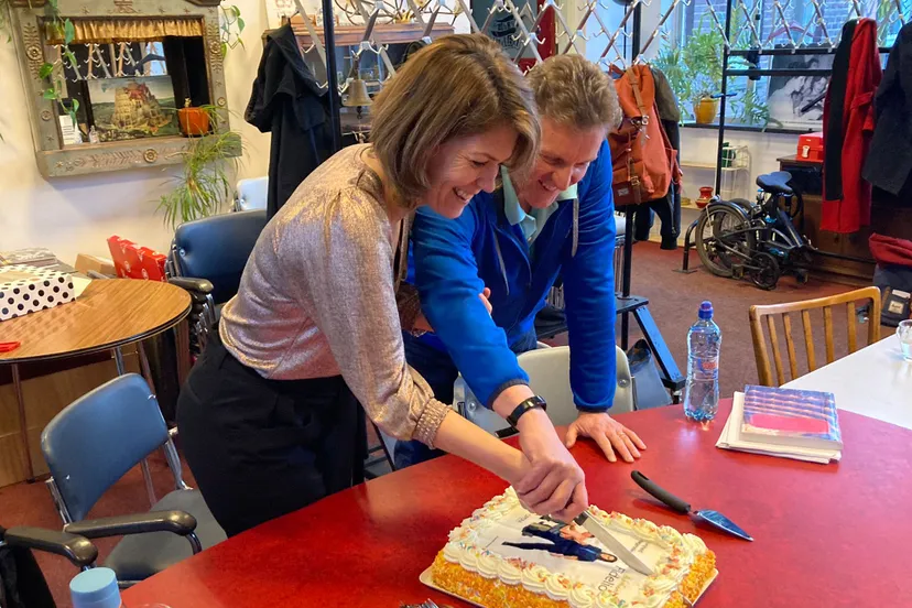 fenna ograjensek leonore en marcel reijans florestan snijden de taart aan om de aftrap te vieren