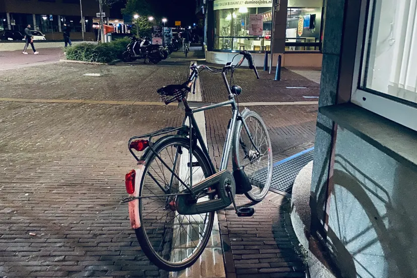 fiets op blindengeleidestrook