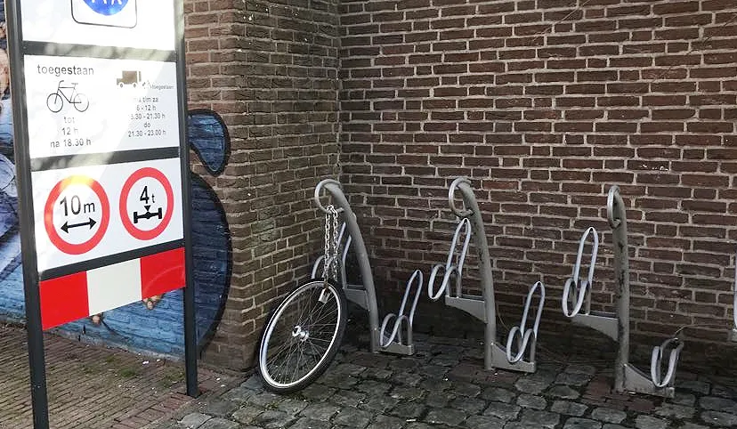 fiets op voorwiel na gestolen bij steenweg