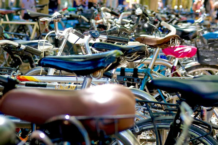 fietsen zadels stalling cc0 scholacantorum via pixabay