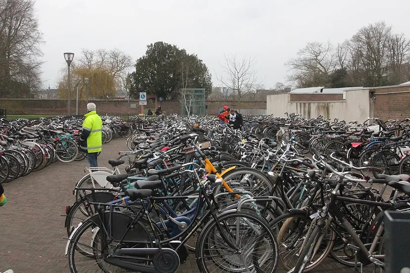 fietsenstalling tijdens sjolierencarnaval