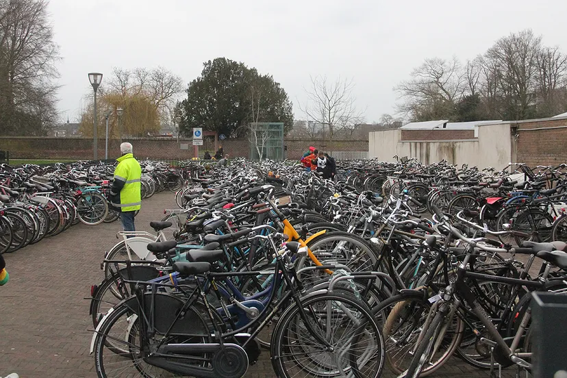 fietsenstalling tijdens sjolierencarnaval