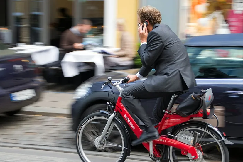 fietser die belt onder het fietsen 2
