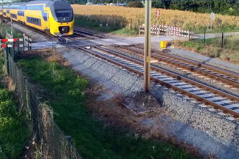 fietser op haar na gemist door intercity