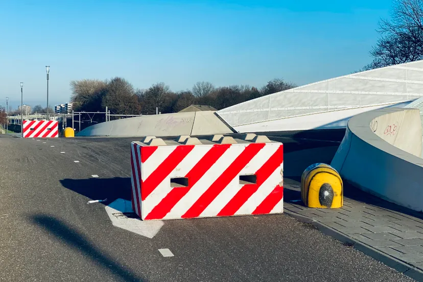 fietspad bij voetgangers en fietsersbrug sanderbout half geblokkeer