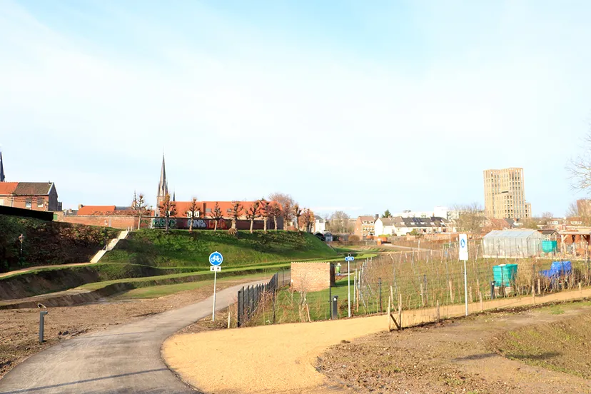 fietspad langs gracht oostelijke schootsvelden gezien vanaf kennedysingel