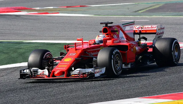 flickr 32338076924 cf6d6d000d z ferrrari sebastian vettel foto artes max cc by sa 20