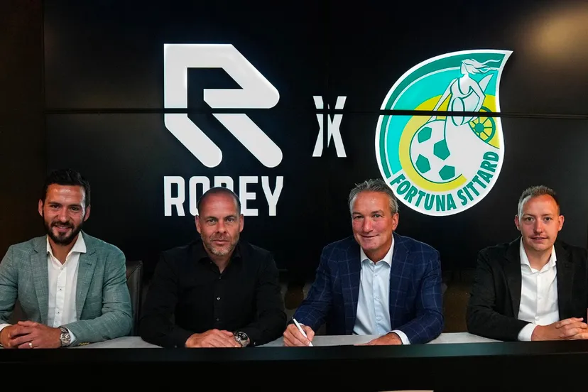 fortuna sittard in zee met kledingpartner robey
