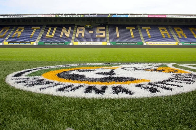 fortuna sittard logo op grasmat