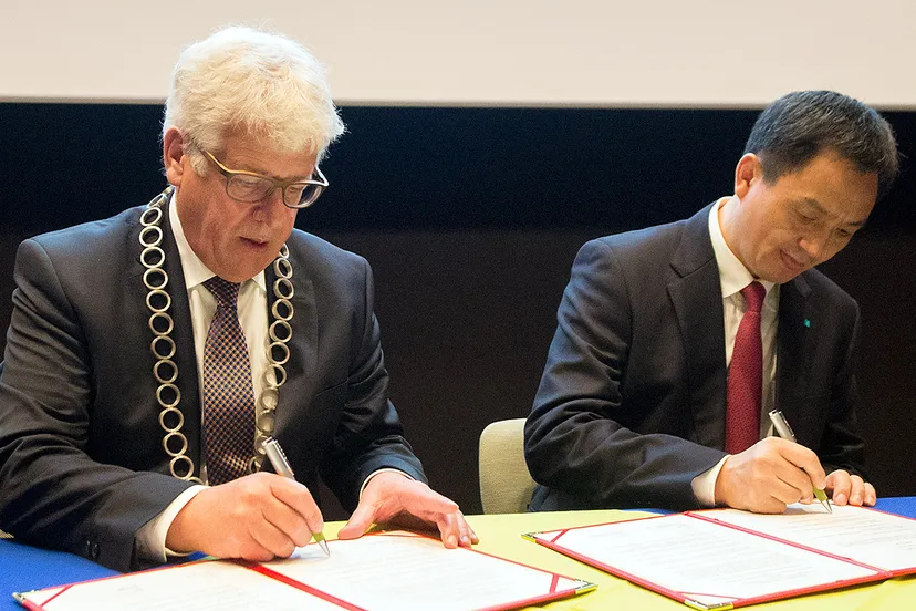 foto 1 ondertekening mou cox en li ermindo armino