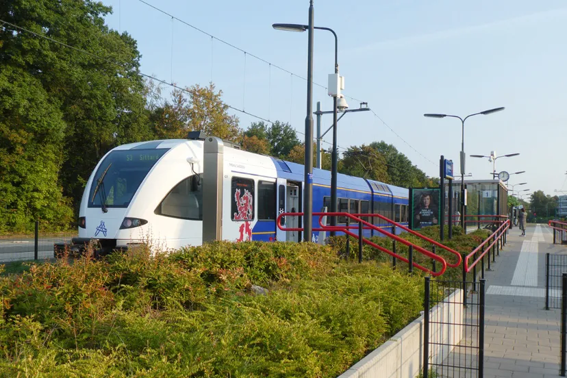 foto arrivatrein richting sittard op een station