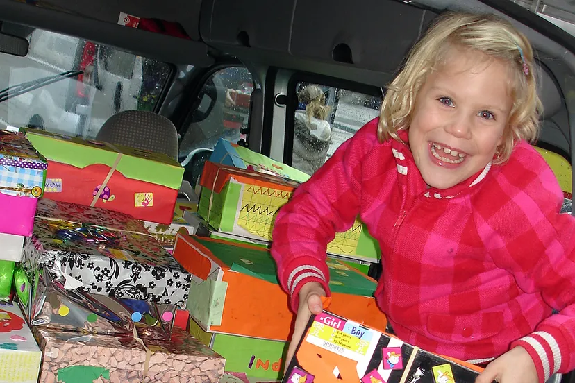 foto inleveren schoenendozen bij lokaal persbericht 002