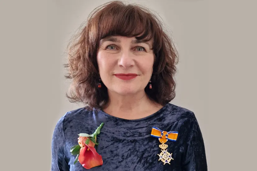 foto koninklijke onderscheiding anya niewierra in gulpen 26 april 2023