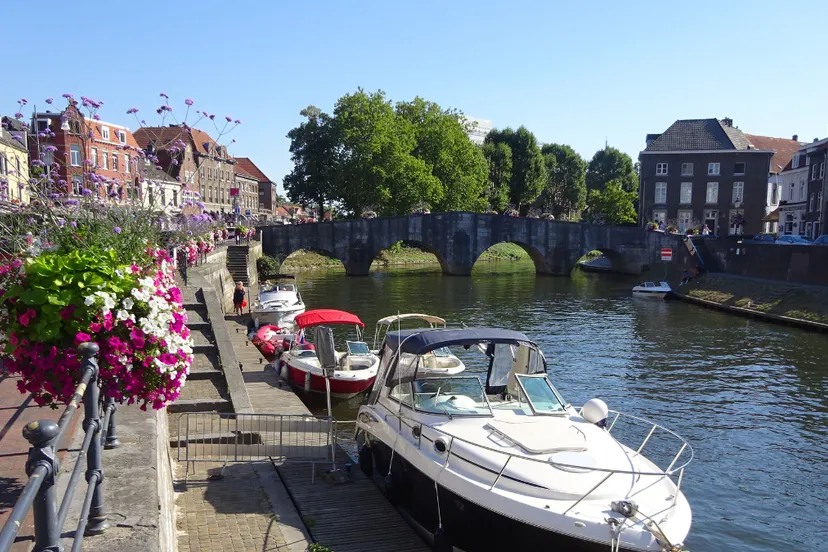 foto roer met stenen brug roermond