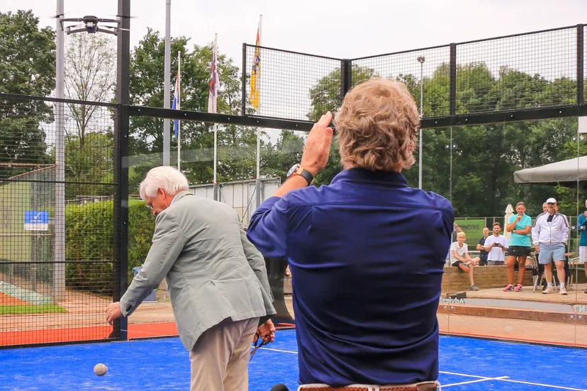foto wethouder houtakkers ontvangt eerste padelbal