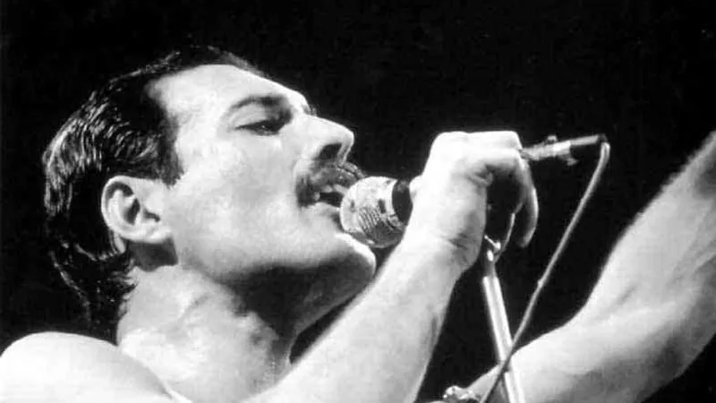 fredie mercury van queen nikoretro cc by sa 20 via flickr