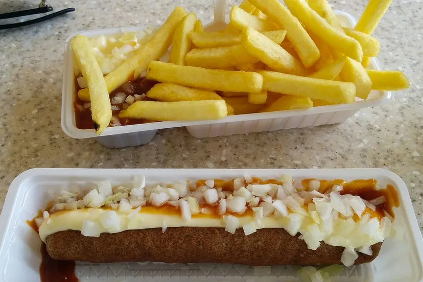 frites met mayonaise en frikandel speciaal