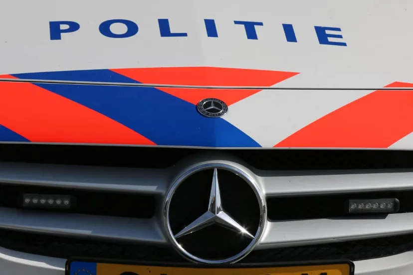 front politieauto mercedes foto bjorn de hoog