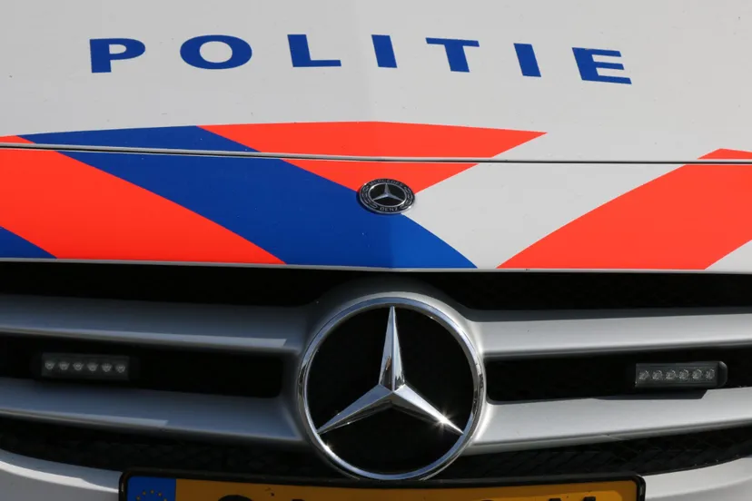 front politieauto mercedes foto bjorn de hoog