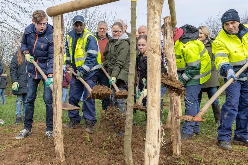 fruitbomen geplant in lahrhof door leerlingen bs lahrhof