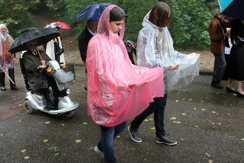 g4fuvn5glwcu15s3hnzhxrfei sint rosaprocessie in poncho