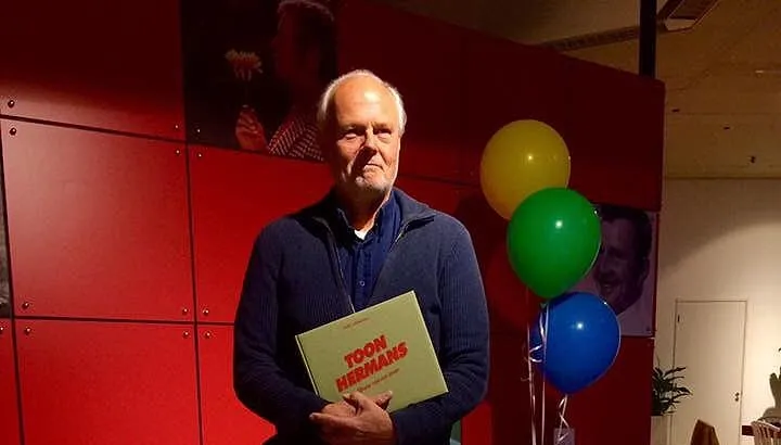 gaby hermans signeert zijn fotoboek over toon
