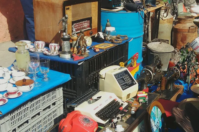 garage sale uitstalling