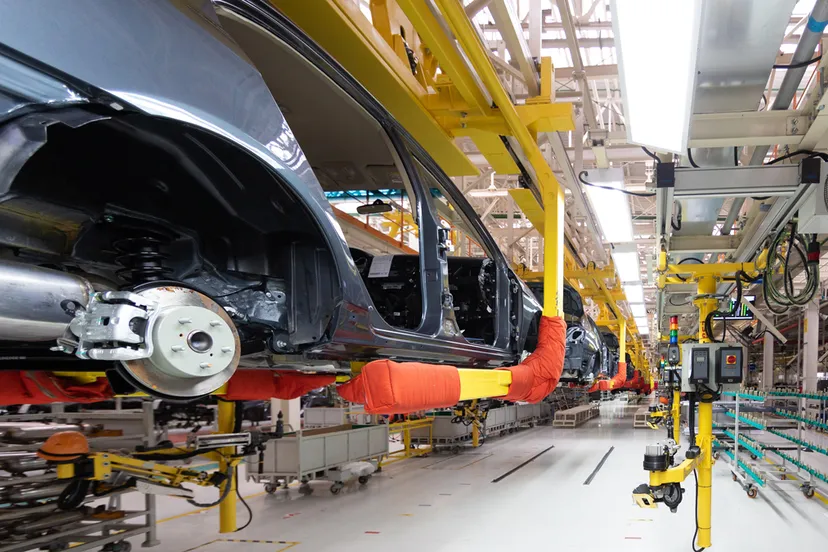 geautomatiseerde auto assemblagelijnfabriek van de auto industrie winkel voor productie en assemblage van machines onderaanzicht