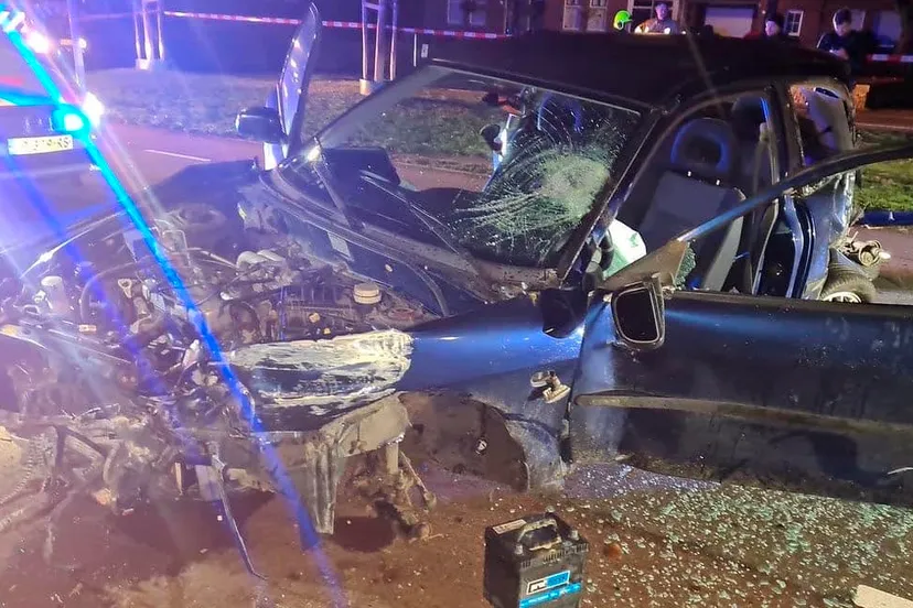 gecrashte auto na achtervolging door politie