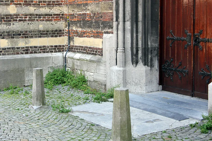 geen commentaar grote kerk onkruid voor de deur