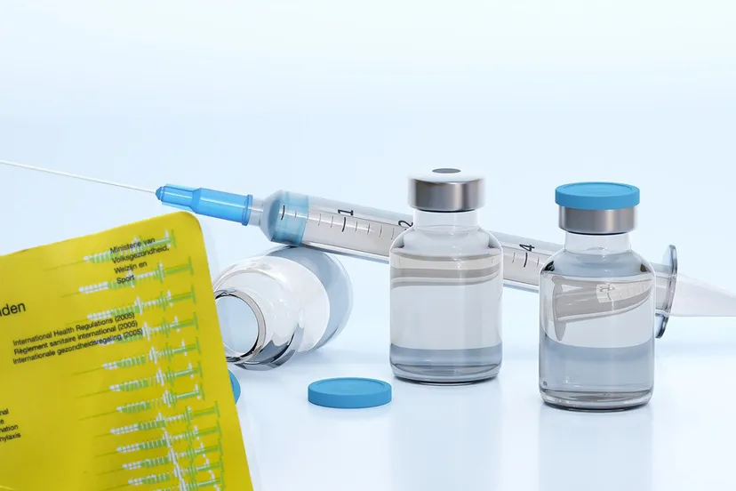 gele boekje vaccin en spuit