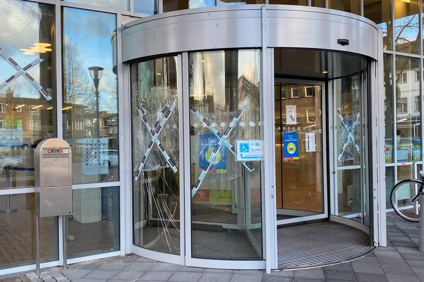 gemeentehuis geleen bescgadigd bij rellen 25 januari 2021