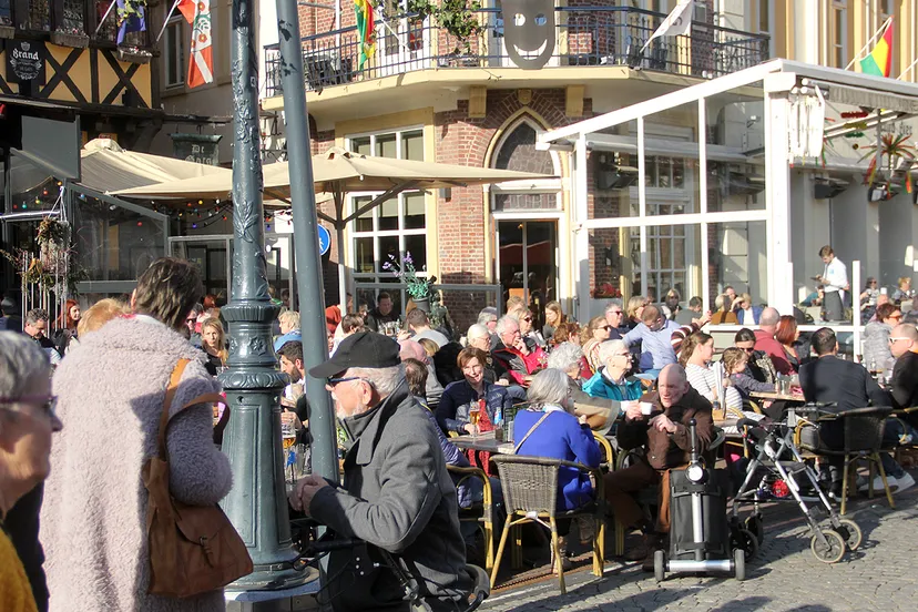 genieten in het zonnetje op de warmste 16 februari