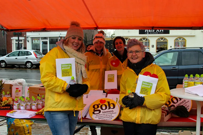 gob vier vrouwelijke kandidaten voeren campagne op weekmarkt in born