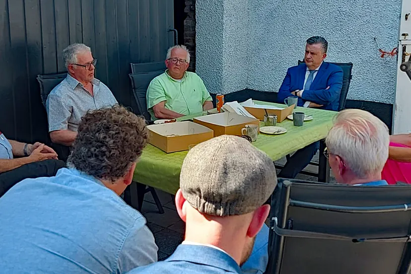 gouverneur en burgemeester op bezoek0in de broekstraat