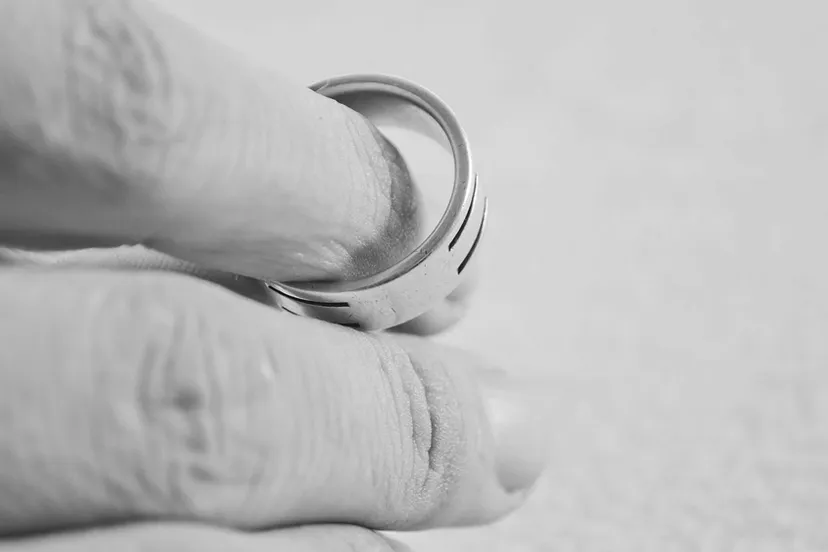 gox1iiiz1y0645hgirnxhr22h hand 830791280 trouwring