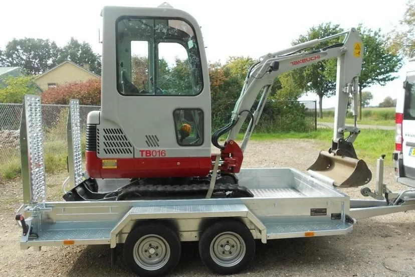 graafmachine en aanhanger gestolen