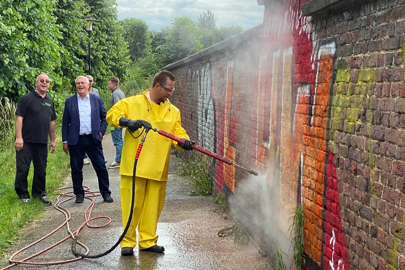 graffiti op walmuur aangepakt 0