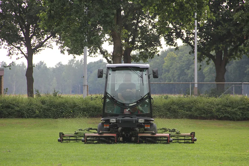 gras maaien sportvelden limbricht