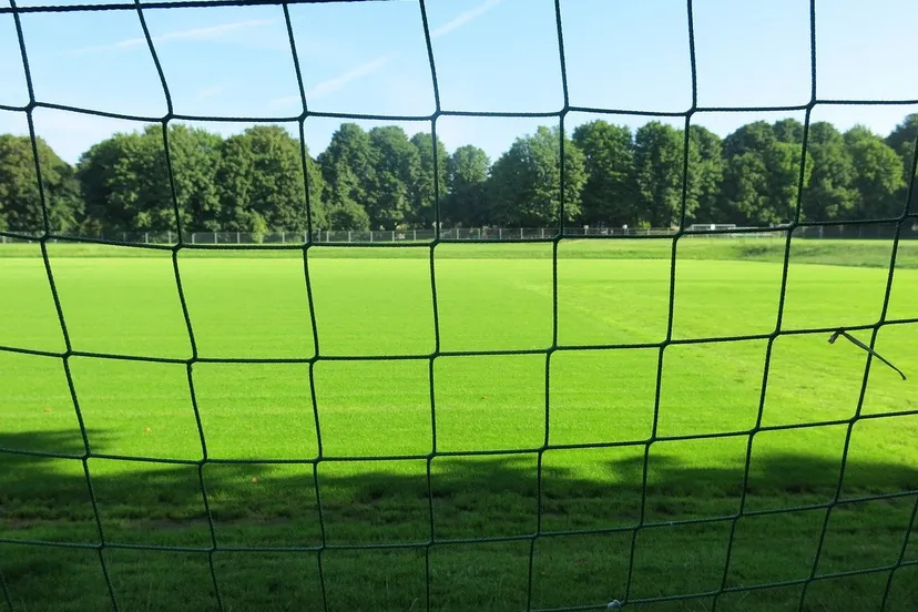 green 467703 1280 voetbalveld gezien vanachte doel met net