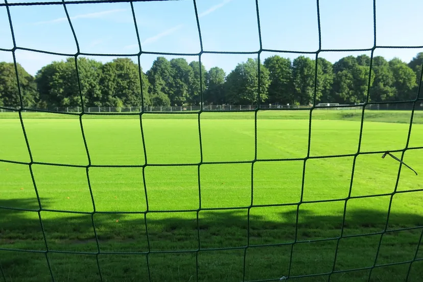 green 467703 1280 voetbalveld gezien vanachte doel met net